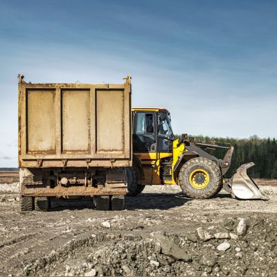 potente-cargadora-de-ruedas-o-excavadora-trabajando-en-una-cantera-o-en-un-sitio-de-construccion-movimientos-de-tierra-en-construccion-potente-equipo-moderno-para-movimiento-de-tierras